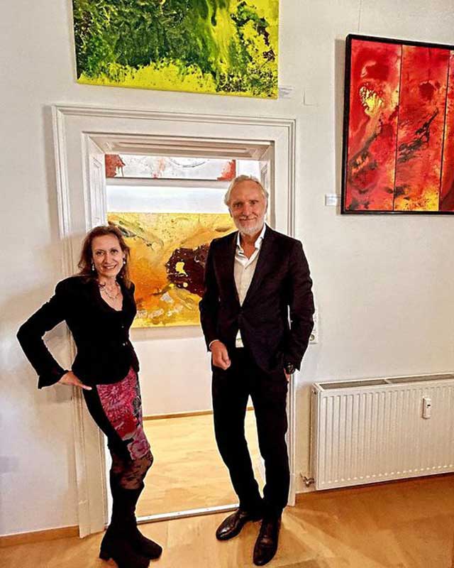 Kulturstadtrat Dr. Günter Riegler im Atelier von Allegra Wagner